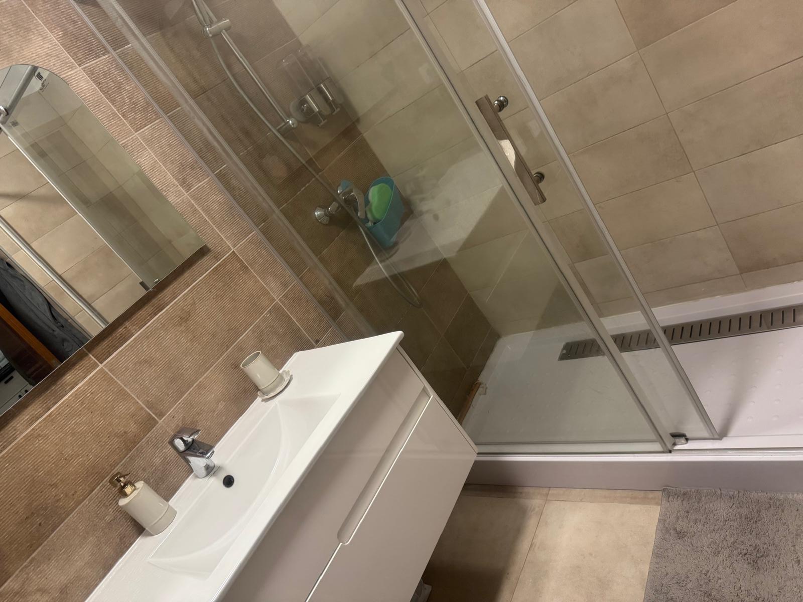 Baie modernă cu duș walk-in