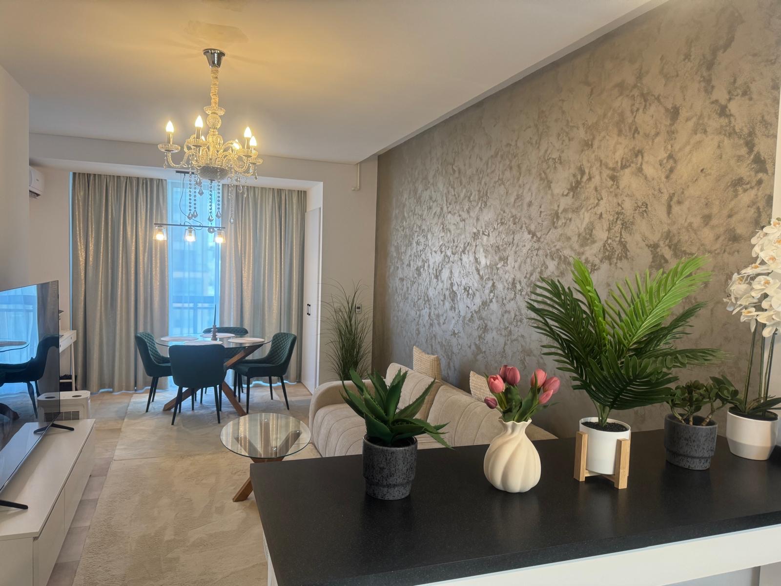 Living open-space elegant în apartamentul Valentina Sea and Sun