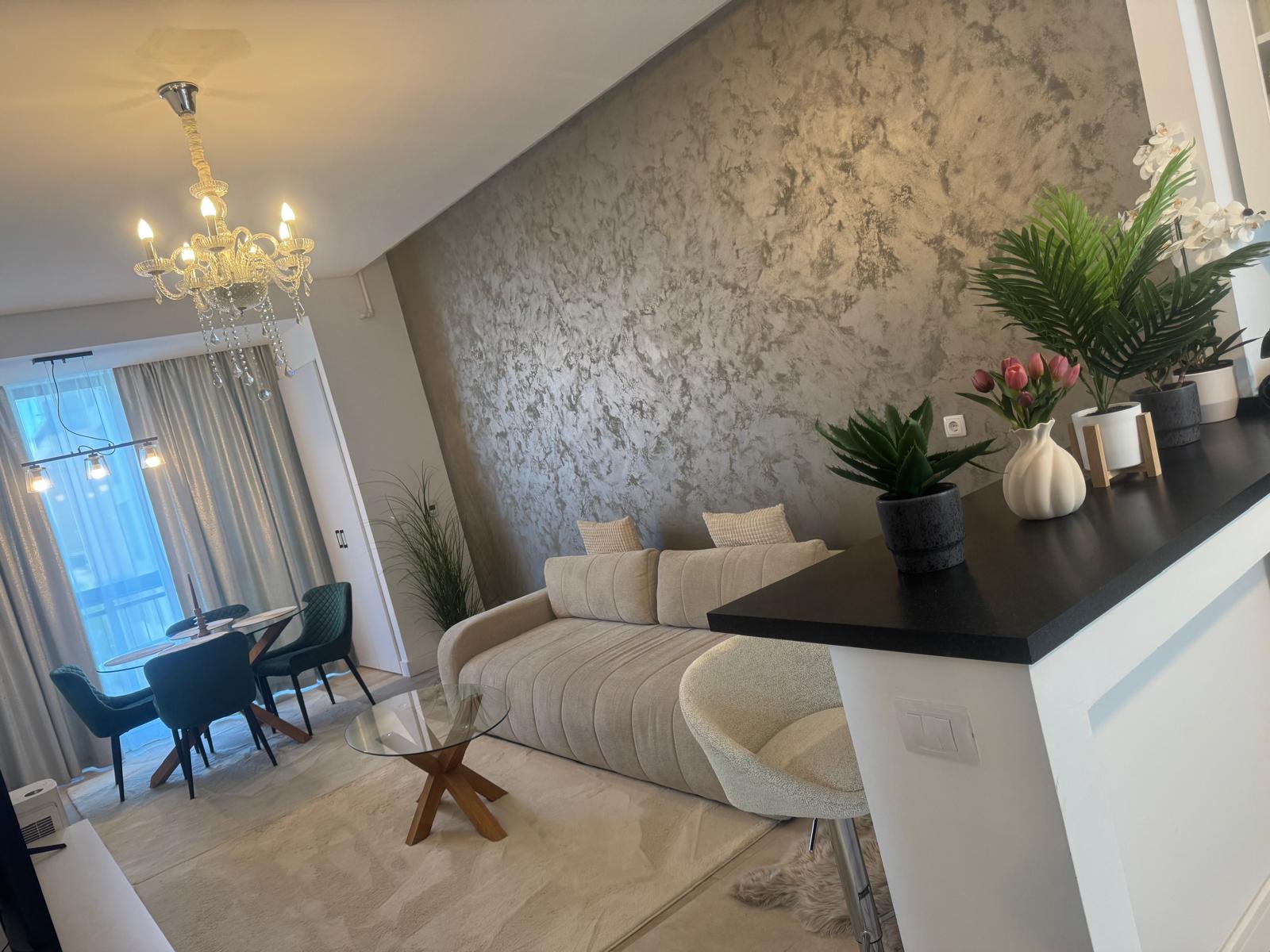 Zona de zi cu bar și scaune elegante