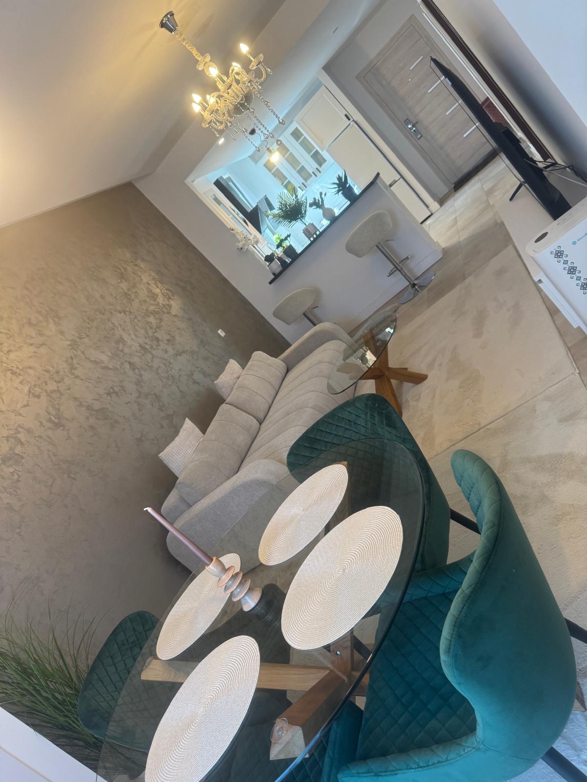 Lumină caldă și plante decorative în living